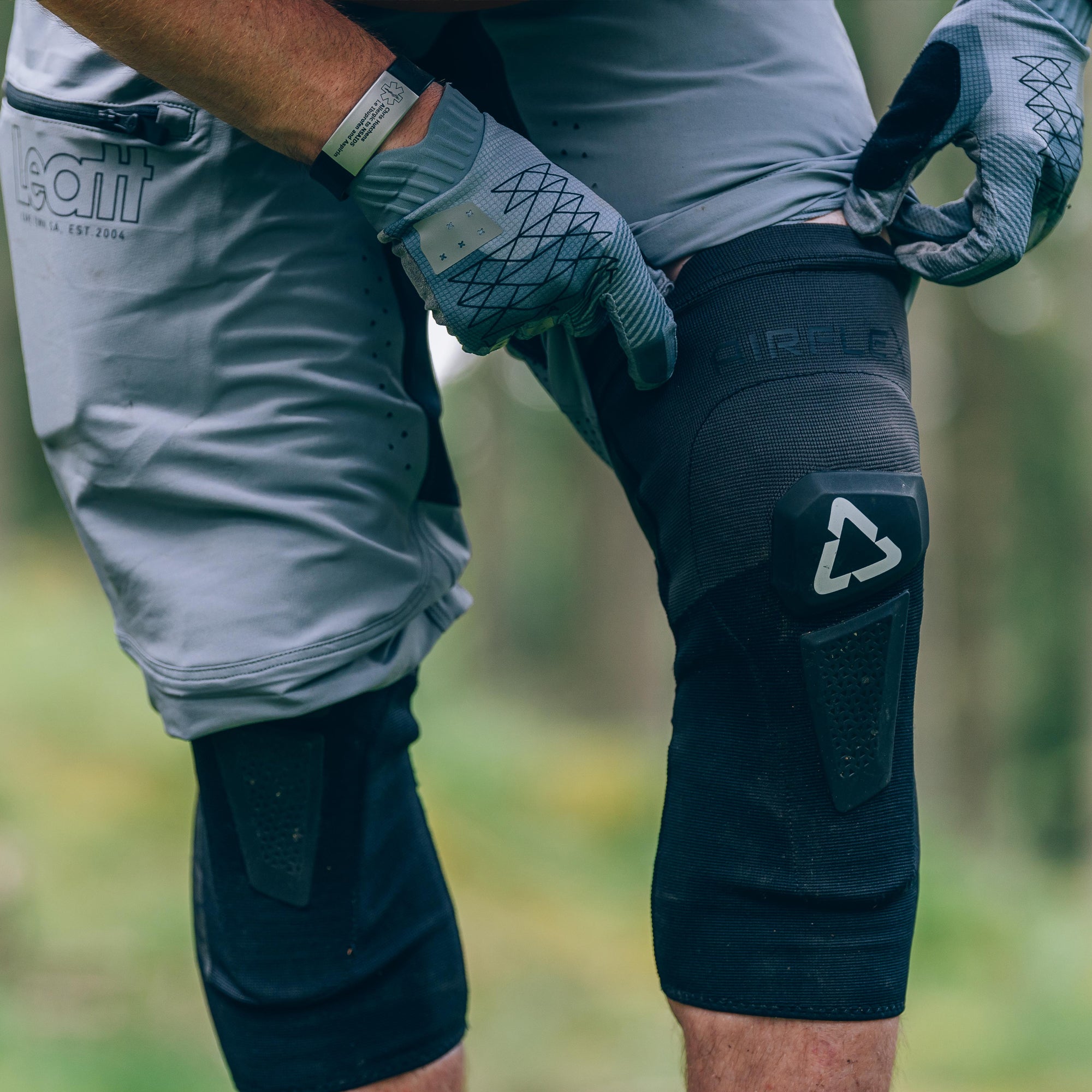 Knee Guard Hybrid - Black