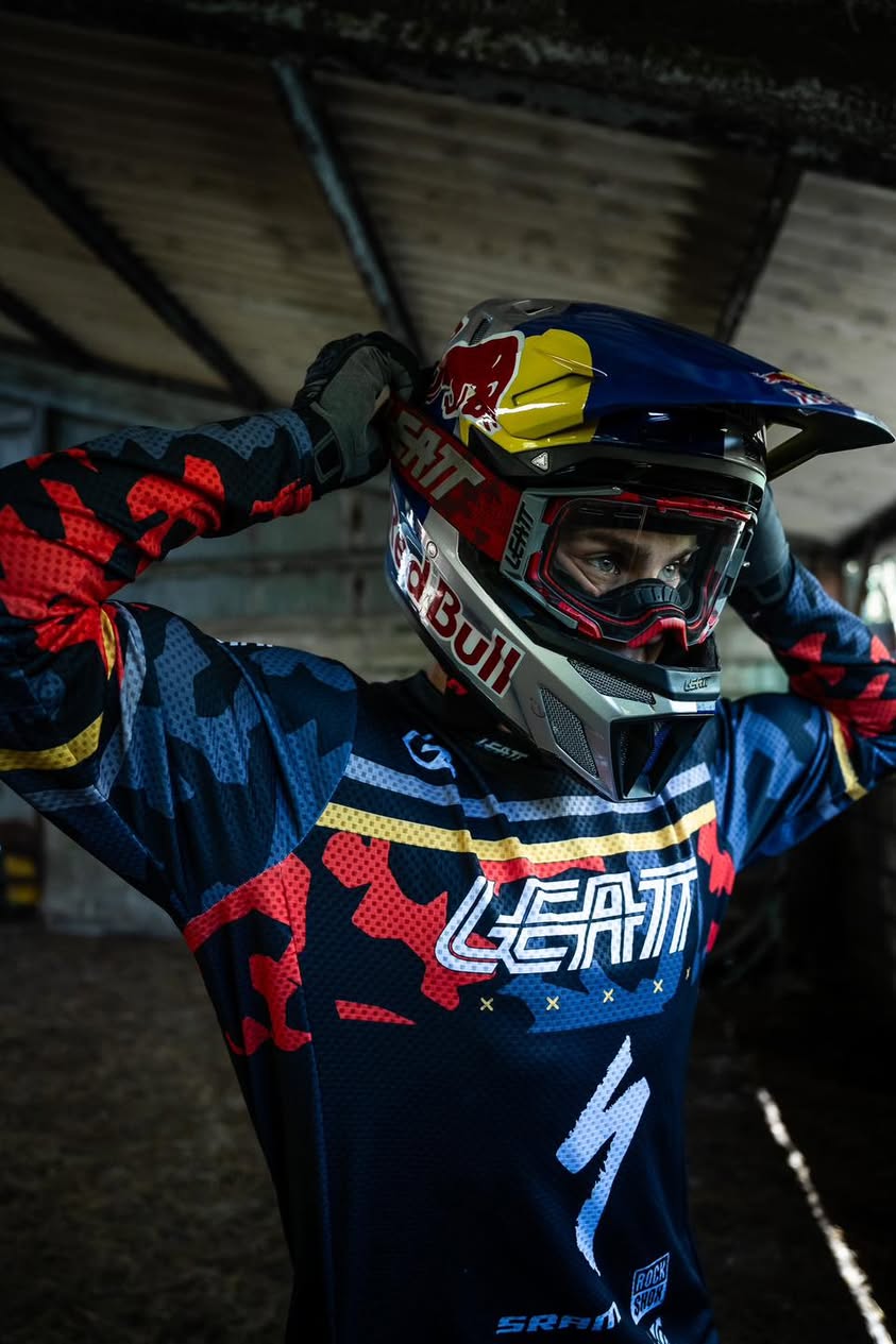Szymon Godziek putting on goggles